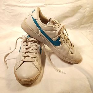 Nike size 9 tennis  shoe